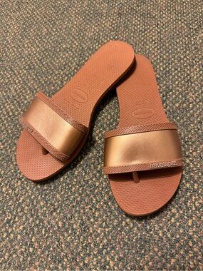 Havaianas Women’s Metallic Copper Slide Sandals